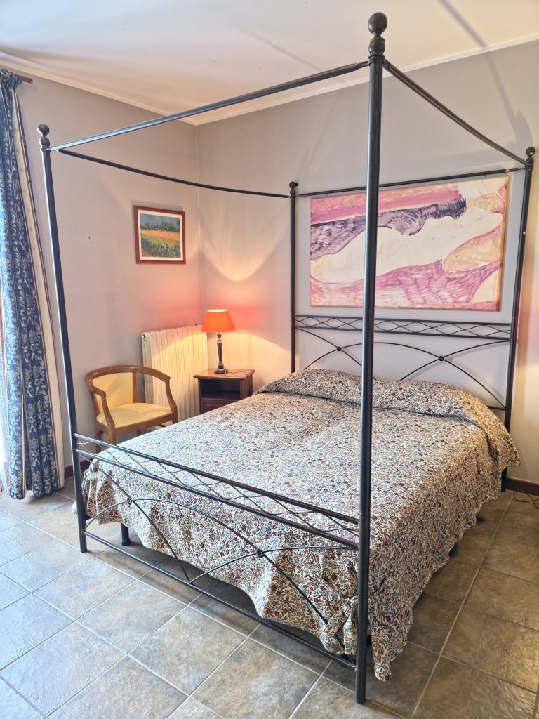 Camera tripla arredata con stile nel nostro B&B Langhe a Neviglie nelle Langhe dell’Albese