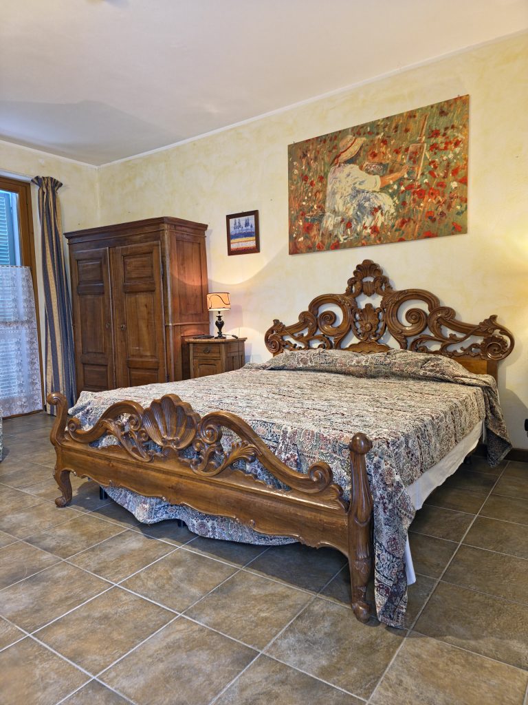Camera tripla con comfort e charme al B&B Langhe a Neviglie, vicino a Alba e Neive