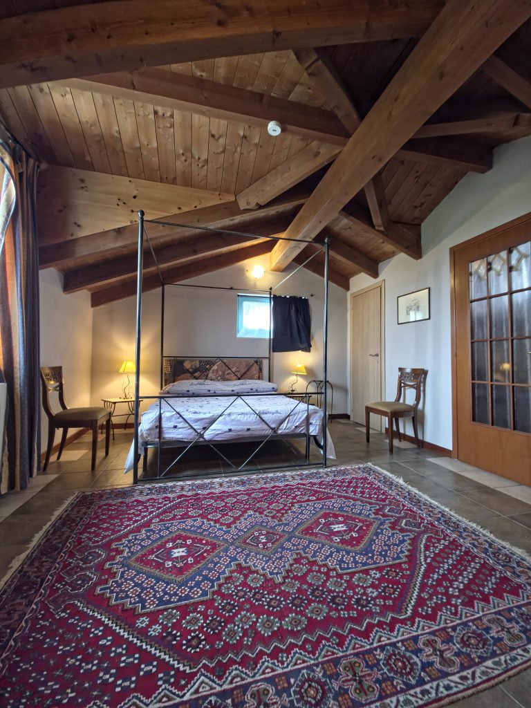 Camera matrimoniale con charme e comfort al B&B Langhe a Neviglie, vicino a Alba e Neive