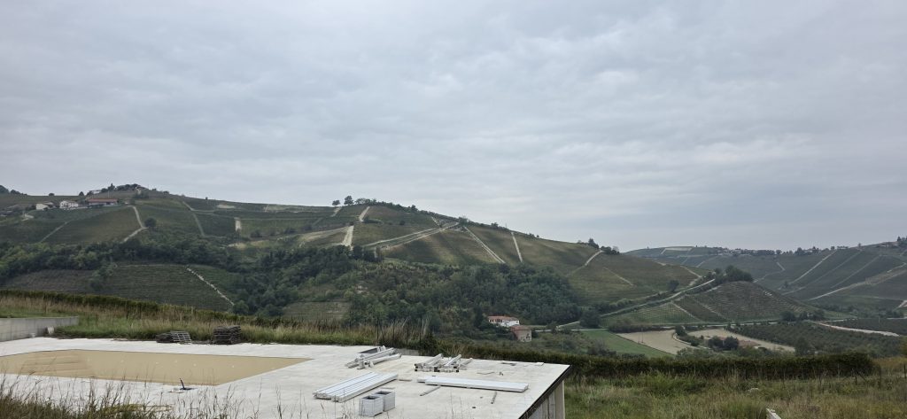 Paesaggio delle langhe che circondano il B&B con una vista panoramica tra i vigneti.